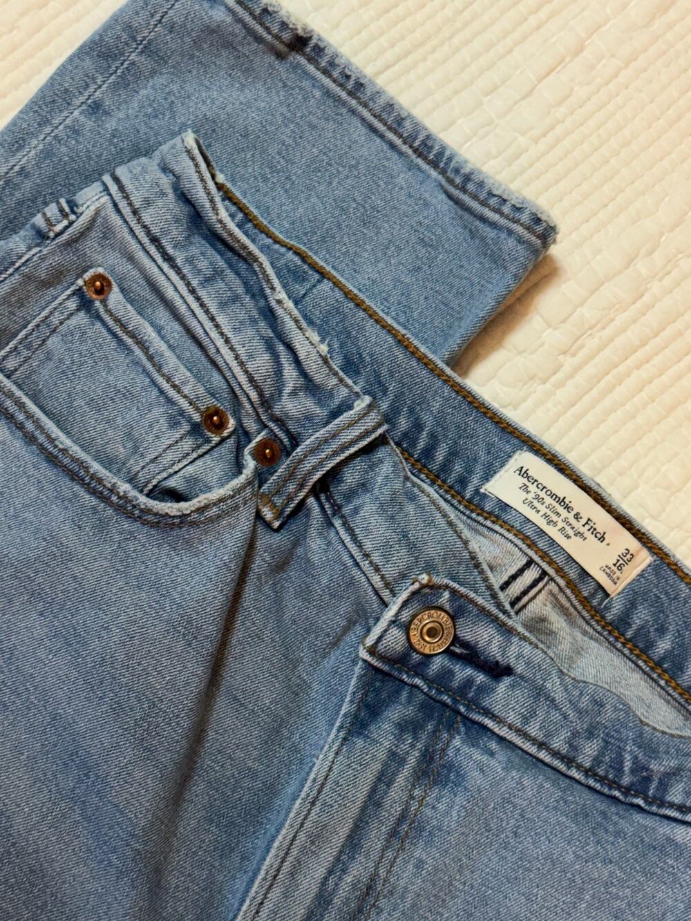 Abercrombie & Fitch Women’s '90s Slim Straight Ultra High Rise Jeans 33 / 16L